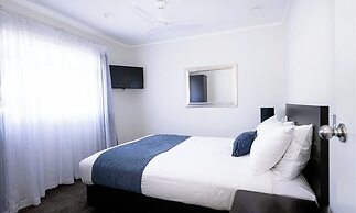 Aquarius Motor Inn