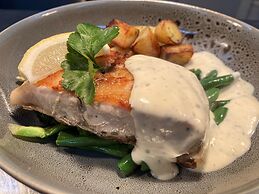 Magdala Motor Lodge & Lakeside Restaurant