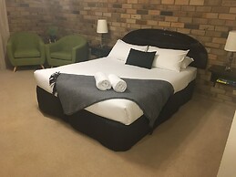 Magdala Motor Lodge & Lakeside Restaurant