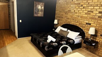 Magdala Motor Lodge & Lakeside Restaurant