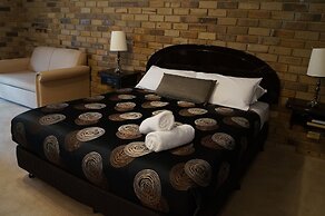 Magdala Motor Lodge & Lakeside Restaurant