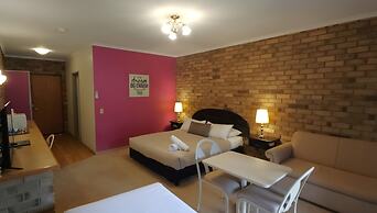 Magdala Motor Lodge & Lakeside Restaurant