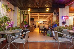 Karon Sunshine Guesthouse & Bar
