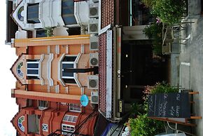 Karon Sunshine Guesthouse & Bar