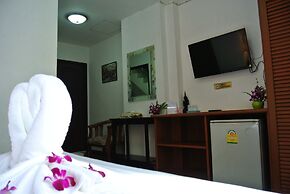 Karon Sunshine Guesthouse & Bar