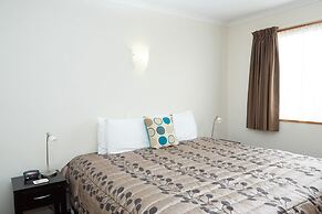 Admiral Court Motel & Apartments