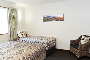 Admiral Court Motel & Apartments