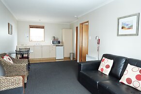 Admiral Court Motel & Apartments