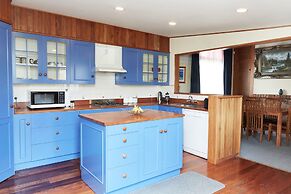 Admiral Court Motel & Apartments