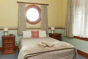 Admiral Court Motel & Apartments