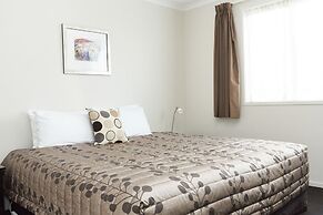 Admiral Court Motel & Apartments