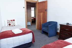 Admiral Court Motel & Apartments