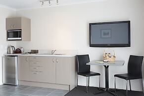 Admiral Court Motel & Apartments