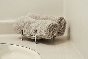 Admiral Court Motel & Apartments