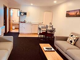 Admiral Court Motel & Apartments