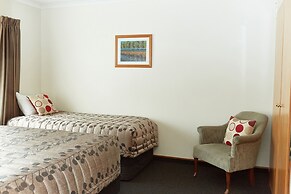 Admiral Court Motel & Apartments