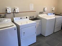 Admiral Court Motel & Apartments