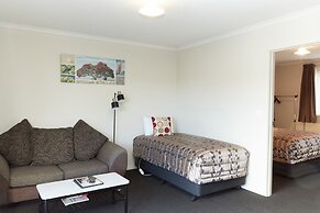 Admiral Court Motel & Apartments