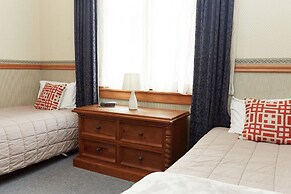 Admiral Court Motel & Apartments