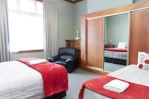 Admiral Court Motel & Apartments