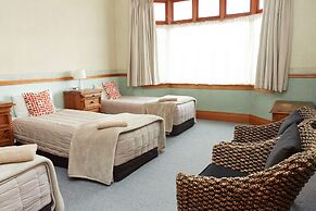 Admiral Court Motel & Apartments