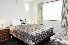 Admiral Court Motel & Apartments