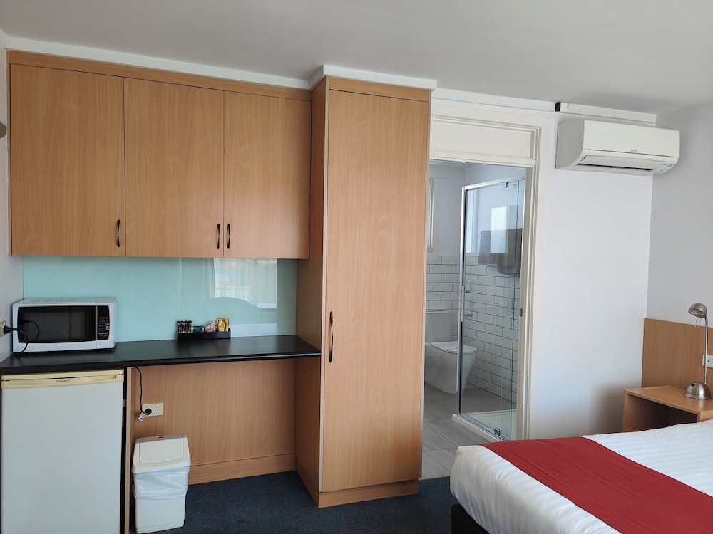 Barclay Motor Inn