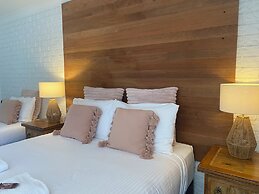 Beachmere Palms Motel