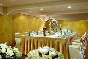 Amos Cozy Hotel & Convention Hall