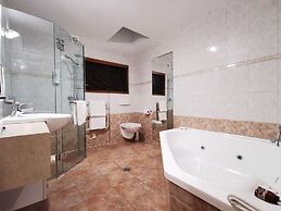 Cornwall Park Motor Inn