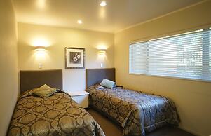 Cornwall Park Motor Inn