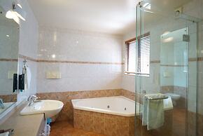 Cornwall Park Motor Inn