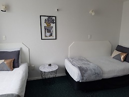 554 Moana Court Motel