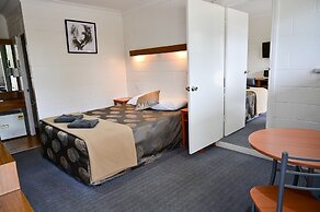 Byer Fountain Motor Inn, Holbrook