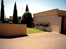 Golden Chain Tower Motor Inn