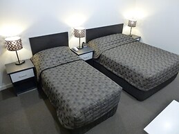 Golden Chain Tower Motor Inn