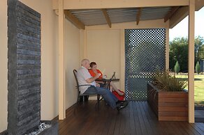 Golden Chain Tower Motor Inn