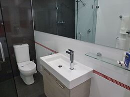 Golden Chain Tower Motor Inn