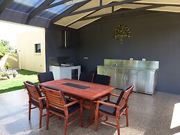 Golden Chain Tower Motor Inn