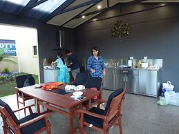 Golden Chain Tower Motor Inn