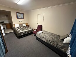 Golden Chain Tower Motor Inn