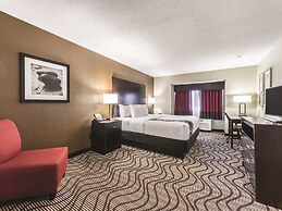 La Quinta Inn & Suites by Wyndham Collinsville - St. Louis