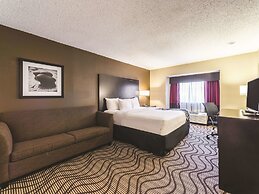 La Quinta Inn & Suites by Wyndham Collinsville - St. Louis