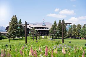 Glacier Park Lodge