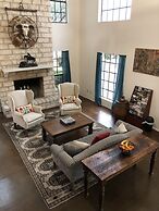 Windcrest Inn and Suites