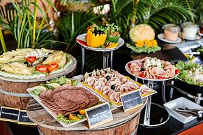 Ngwe Saung Yacht Club & Resort