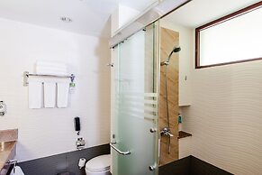 Ngwe Saung Yacht Club & Resort