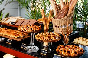 Ngwe Saung Yacht Club & Resort