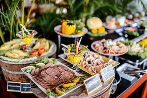 Ngwe Saung Yacht Club & Resort