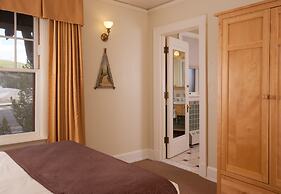 Old Faithful Inn - Inside the Park